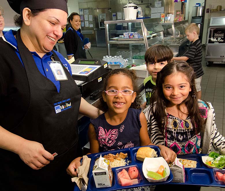 Pros and Cons of Packing or Purchasing School Lunches